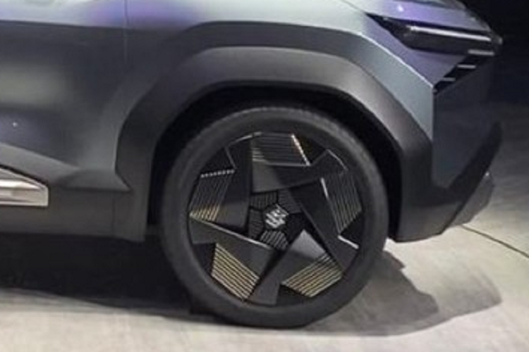 Như vậy, mẫu xe này có kích thước khá tương đồng với ôtô điện VinFast VF6 sẽ bán ở Việt Nam trong năm nay. Đồng thời, Suzuki eVX còn có chiều dài cơ sở tương đương những mẫu SUV cỡ C điển hình như Honda CR-V hay Mazda CX-5. Hiện hãng Suzuki chưa hé lộ thiết kế nội thất của eVX.