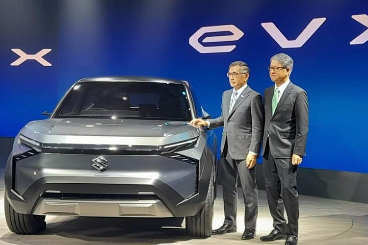 Tại triển lãm Auto Expo 2023 vừa chính thức khai mạc tại Ấn Độ. Đúng như thông tin từ trước đó, hãng Suzuki đã vén màn mẫu xe concept hoàn toàn mới mang tên eVX tại sự kiện này. Theo đó, Suzuki eVX chạy điện mới chính là hình ảnh xem trước cho mẫu ôtô điện gầm cao đầu tiên mà hãng sẽ bán ra thị trường trong tương lai.