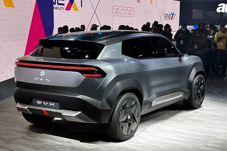 Mẫu xe concept này sở hữu khoảng cách từ đầu xe/đuôi xe đến trục trước/sau rất ngắn và gầm cao. Nằm bên trong hốc bánh "cơ bắp" là bộ vành 5 chấu có thiết kế khí động lực học, gợi liên tưởng đến xe Tesla.