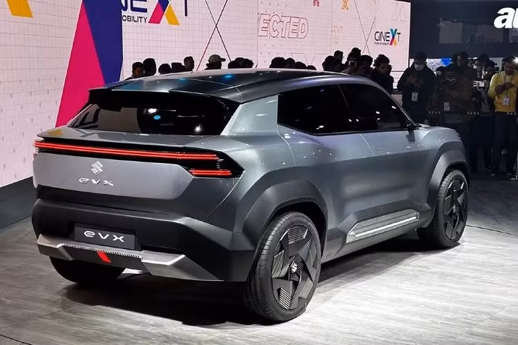 Mẫu xe concept này sở hữu khoảng cách từ đầu xe/đuôi xe đến trục trước/sau rất ngắn và gầm cao. Nằm bên trong hốc bánh "cơ bắp" là bộ vành 5 chấu có thiết kế khí động lực học, gợi liên tưởng đến xe Tesla.