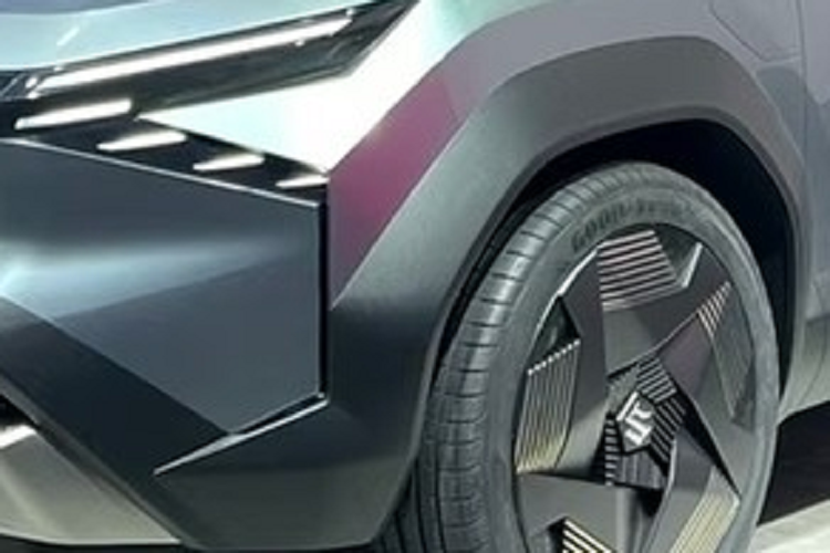 Cản sau của xe cũng có thiết kế khỏe khoắn và cứng cáp, phù hợp với tổng thể. Nằm chính giữa cản sau là đèn phanh nằm dọc theo phong cách xe đua Công thức 1. Theo hãng Suzuki, eVX sở hữu chiều dài 4.300 mm, chiều rộng 1.800 mm, chiều cao 1.600 mm và chiều dài cơ sở 2.700 mm.