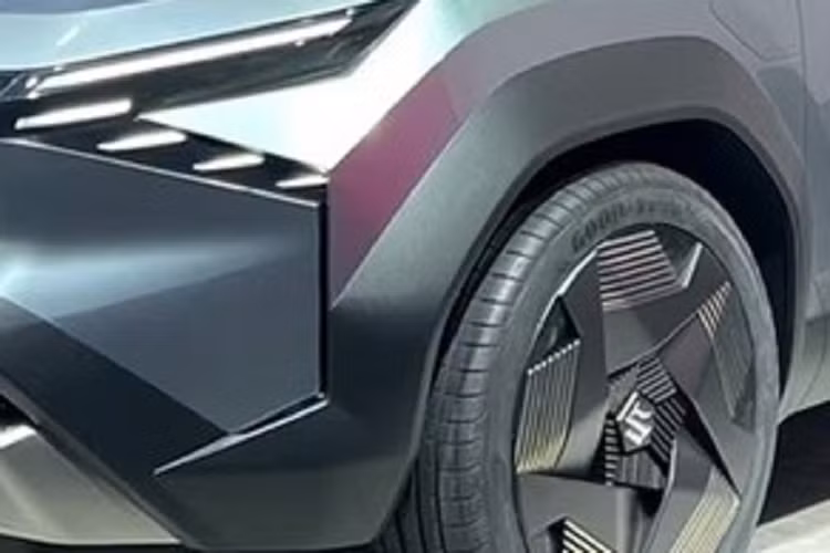 Cản sau của xe cũng có thiết kế khỏe khoắn và cứng cáp, phù hợp với tổng thể. Nằm chính giữa cản sau là đèn phanh nằm dọc theo phong cách xe đua Công thức 1. Theo hãng Suzuki, eVX sở hữu chiều dài 4.300 mm, chiều rộng 1.800 mm, chiều cao 1.600 mm và chiều dài cơ sở 2.700 mm.