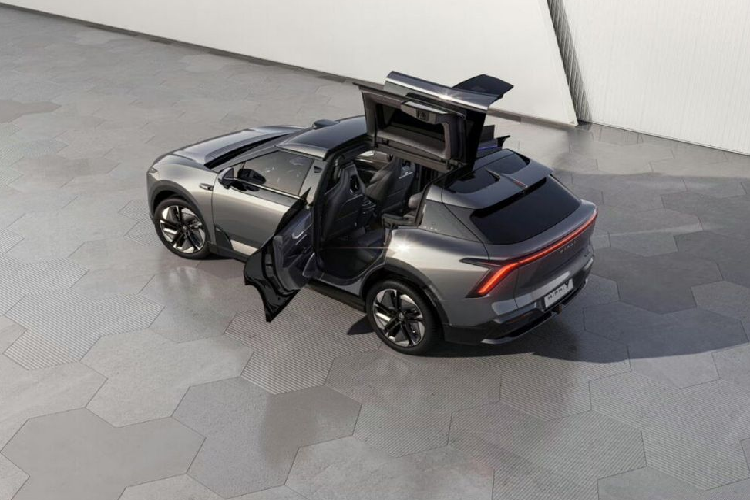 Nội thất của HiPhi Y có tới 3 màn hình, bao gồm đồng hồ lái kích thước 12,3 inch, màn hình trung tâm 17 inch và màn hình 15 inch bên ghế phụ. Bệ tì tay trung tâm được tích hợp tủ đồ uống mini, với các chế độ hâm nóng hoặc làm mát. Thể tích cốp sau đạt 739 lít và có thể tăng lên 1.848 lít khi gập hàng ghế sau.