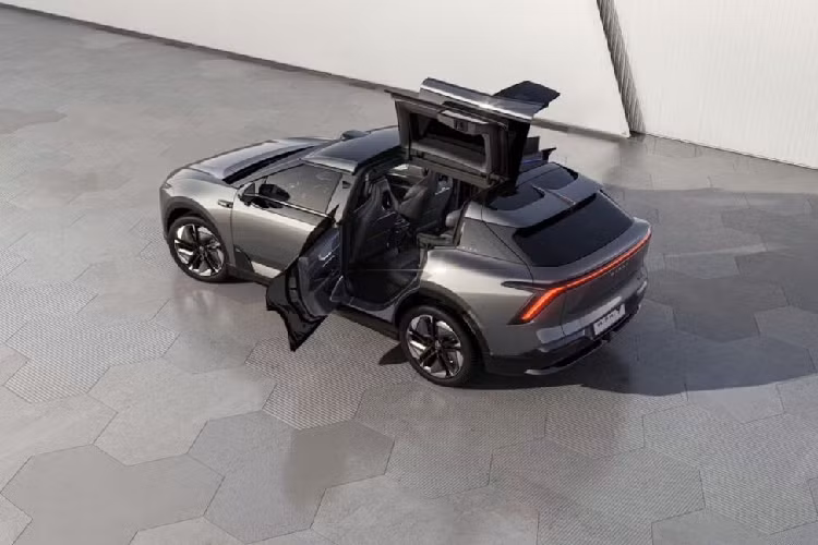 Nội thất của HiPhi Y có tới 3 màn hình, bao gồm đồng hồ lái kích thước 12,3 inch, màn hình trung tâm 17 inch và màn hình 15 inch bên ghế phụ. Bệ tì tay trung tâm được tích hợp tủ đồ uống mini, với các chế độ hâm nóng hoặc làm mát. Thể tích cốp sau đạt 739 lít và có thể tăng lên 1.848 lít khi gập hàng ghế sau.