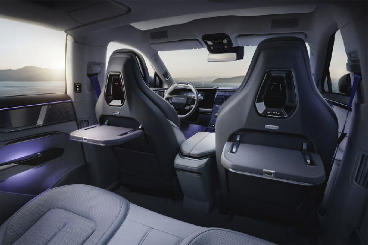 Về trang bị vận hành, HiPhi Y phiên bản mô tơ đơn có công suất 331 mã lực trong khi phiên bản mô tơ đôi đạt 494 mã lực.