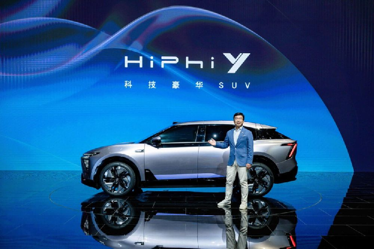 Nhìn chung, thiết kế của SUV điện HiPhi Y 2023 dễ làm người xem liên tưởng đến các mẫu phi thuyền trong các bộ phim viễn tưởng. Khu vực đầu xe gây ấn tượng với cụm đèn pha có thiết kế độc đáo, kết hợp với dải đèn LED vắt ngang qua mặt ca lăng. Thân xe được tạo hình bởi các đường nét cắt vuông vức, mang lại cảm giác hầm hố, đi kèm bộ mâm kích thước lên tới 21 inch.
