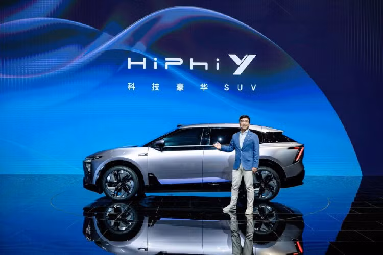 Nhìn chung, thiết kế của SUV điện HiPhi Y 2023 dễ làm người xem liên tưởng đến các mẫu phi thuyền trong các bộ phim viễn tưởng. Khu vực đầu xe gây ấn tượng với cụm đèn pha có thiết kế độc đáo, kết hợp với dải đèn LED vắt ngang qua mặt ca lăng. Thân xe được tạo hình bởi các đường nét cắt vuông vức, mang lại cảm giác hầm hố, đi kèm bộ mâm kích thước lên tới 21 inch.