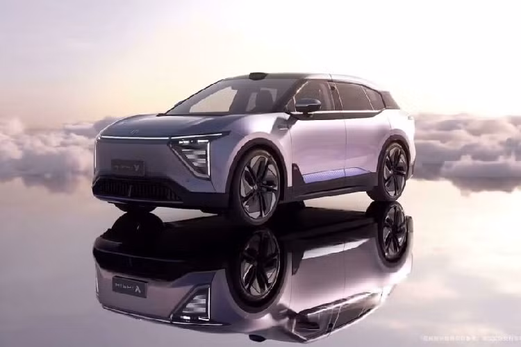 Đi kèm với đó là cụm pin 76,6kWh hoặc 115kWh, cung cấp quãng đường di chuyển lên tới 810 km với một lần sạc đầy. Tại Trung Quốc, giá xe điện HiPhi Y 2023 có mức bán niêm yết dao động từ 339.000 đến 449.000 nhân dân tệ, tương đương 1,09 - 1,45 tỷ đồng.