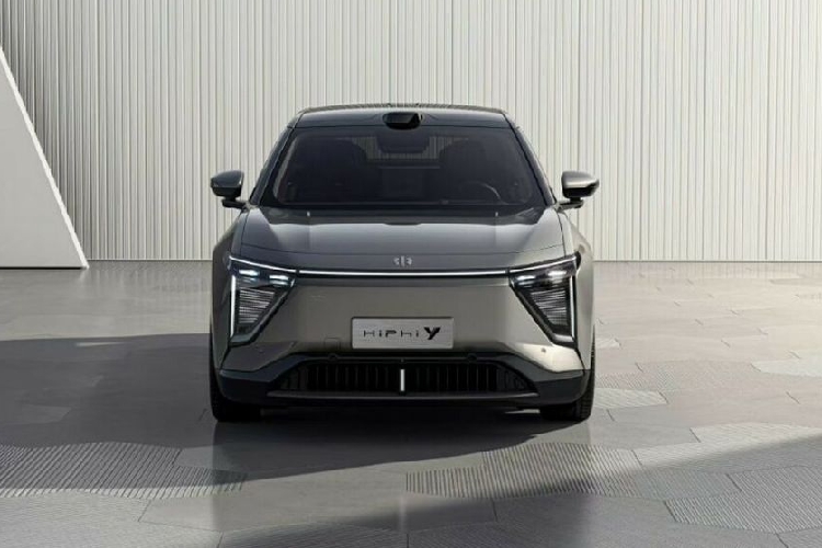 Tuy nhiên, điểm ấn tượng nhất của HiPhi Y nằm ở thiết kế cửa xe độc đáo. Theo đó, cửa sau khi mở ra sẽ được chia làm hai phần, với nửa dưới mở ngang truyền thống, trong khi nửa trên mở kiểu cánh chim. Bên cạnh việc gây ấn tượng về mặt thị giác, thiết kế cửa xe kiểu này còn giúp cho khách hàng ngồi phía sau có thể thoải mái ra vào xe mà không cần phải khom lưng cúi người. Ngoài ra, xe còn được trang bị nút bấm cảm ứng thay thế tay nắm cửa truyền thống.