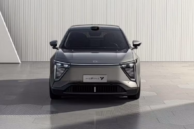 Tuy nhiên, điểm ấn tượng nhất của HiPhi Y nằm ở thiết kế cửa xe độc đáo. Theo đó, cửa sau khi mở ra sẽ được chia làm hai phần, với nửa dưới mở ngang truyền thống, trong khi nửa trên mở kiểu cánh chim. Bên cạnh việc gây ấn tượng về mặt thị giác, thiết kế cửa xe kiểu này còn giúp cho khách hàng ngồi phía sau có thể thoải mái ra vào xe mà không cần phải khom lưng cúi người. Ngoài ra, xe còn được trang bị nút bấm cảm ứng thay thế tay nắm cửa truyền thống.