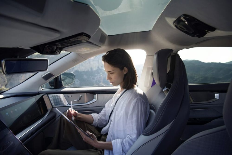 Được phát triển bởi một công ty công nghệ, do đó, HiPhi Y sở hữu rất nhiều tính năng hỗ trợ lái xe hiện đại, bao gồm hệ thống kiểm soát khẩn cấp tự động, hỗ trợ giữ làn đường chủ động, hỗ trợ va chạm phía sau, đỗ xe tự động, …