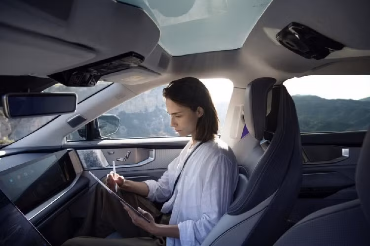 Được phát triển bởi một công ty công nghệ, do đó, HiPhi Y sở hữu rất nhiều tính năng hỗ trợ lái xe hiện đại, bao gồm hệ thống kiểm soát khẩn cấp tự động, hỗ trợ giữ làn đường chủ động, hỗ trợ va chạm phía sau, đỗ xe tự động, …