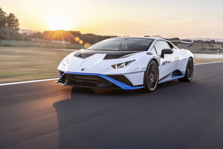 "Trái tim" của Lamborghini Huracan STO là khối động cơ xăng V10 đặt giữa, hút khí tự nhiên, dung tích 5.2L, sản sinh công suất tối đa 640 mã lực và mô-men xoắn cực đại 565 Nm. "Siêu bò" này tăng tốc từ vị trí xuất phát lên 100 km/h chỉ trong thời gian 3 giây, trước khi lao đến tốc độ tối đa 310 km/h.