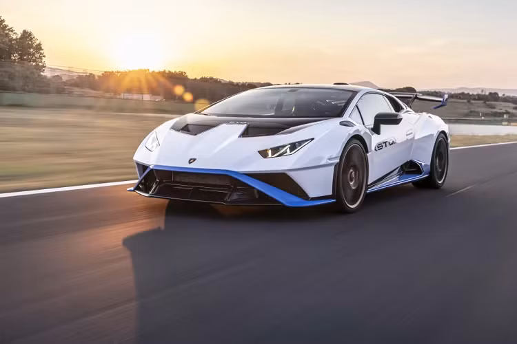 "Trái tim" của Lamborghini Huracan STO là khối động cơ xăng V10 đặt giữa, hút khí tự nhiên, dung tích 5.2L, sản sinh công suất tối đa 640 mã lực và mô-men xoắn cực đại 565 Nm. "Siêu bò" này tăng tốc từ vị trí xuất phát lên 100 km/h chỉ trong thời gian 3 giây, trước khi lao đến tốc độ tối đa 310 km/h.