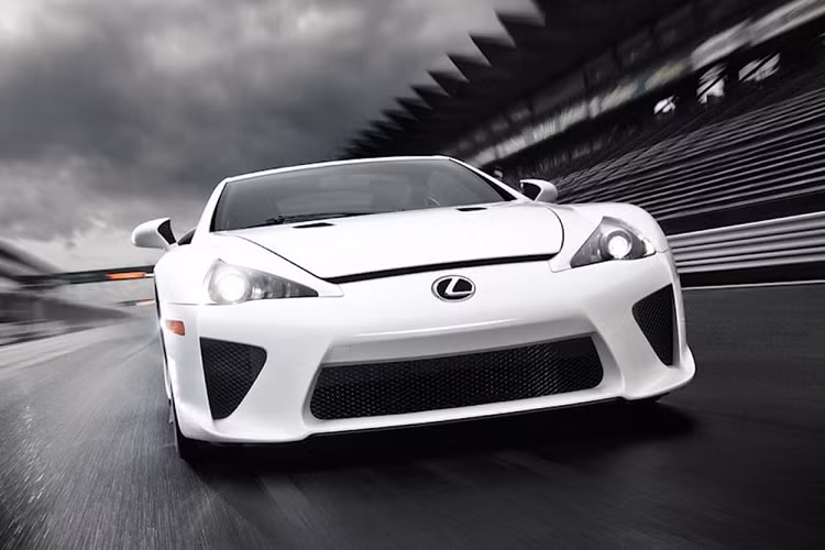  Lexus LFA Mẫu xe Lexus LFA đến từ Nhật Bản nổi bật với thiết kế thể thao và động cơ V10 đặt ở phía trước, cho công suất cực đại 533 mã lực được phát triển cùng Yamaha. Xe có thể chuyển từ trạng thái không tải sang tua máy 9.000 vòng/phút chỉ trong 0,6 giây. Ngoài ra, mẫu xe này còn đi kèm nhiều công nghệ tiên tiến được tích hợp ở khung gầm bằng nhựa gia cố sợi carbon (CFRP).