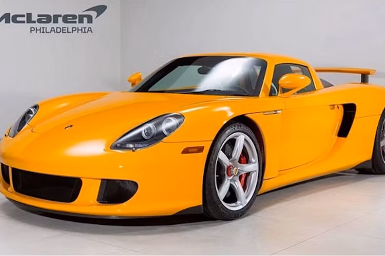 Porsche Carrera GT được bán với số lượng giới hạn, có khung phụ và liền khối bằng sợi carbon nguyên chất, hộp số sàn 6 cấp để tạo ra công suất hơn 600 mã lực. Porsche Carrera GT được nhắc đến như một mẫu xe đua dành cho đường phố.