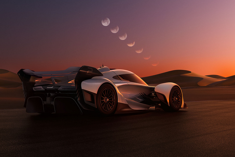 Nhờ đó, xe có thể tăng tốc từ 0-97 km/h chỉ trong 2,5 giây, trước khi đạt vận tốc cực đại 322 km/h. Động cơ được kết hợp với hộp số 7 cấp. Siêu xe đua Solus GT của hãng McLaren chỉ nặng chưa đến 1 tấn, nhưng xe có khả năng tạo ra lực ép xuống dưới mặt đường khi chạy tốc độ cao là hơn 1.200 kg.