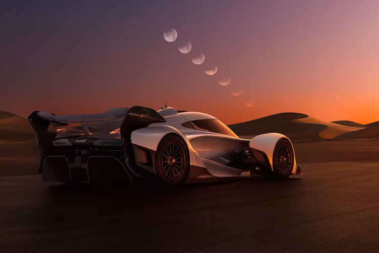 Nhờ đó, xe có thể tăng tốc từ 0-97 km/h chỉ trong 2,5 giây, trước khi đạt vận tốc cực đại 322 km/h. Động cơ được kết hợp với hộp số 7 cấp. Siêu xe đua Solus GT của hãng McLaren chỉ nặng chưa đến 1 tấn, nhưng xe có khả năng tạo ra lực ép xuống dưới mặt đường khi chạy tốc độ cao là hơn 1.200 kg.