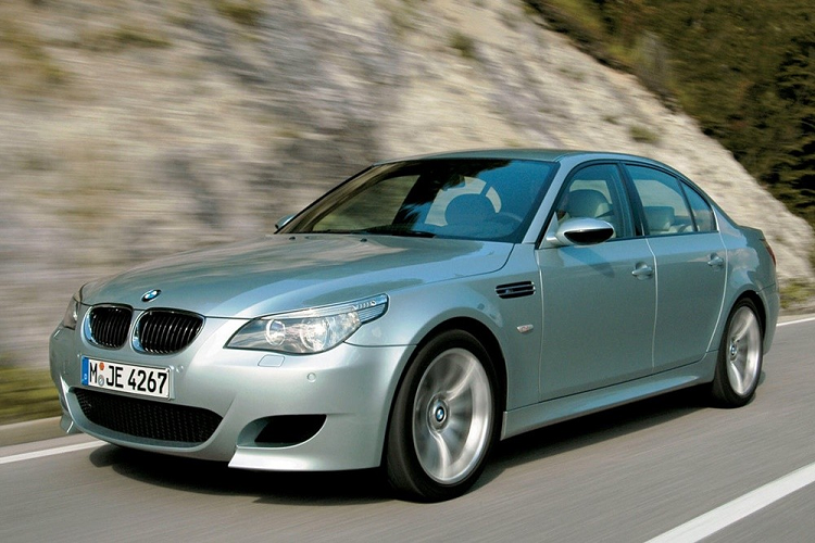  BMW M5 (thế hệ E60) BMW M5 là mẫu sedan sản xuất đại trà đầu tiên được trang bị động cơ V10, đi kèm là hộp số 7 cấp, tạo ra công suất tối đa 500 mã lực tại tua máy 7.750 vòng/phút. Đây không phải là một thông số kỹ thuật ấn tượng đối với xe sử dụng động cơ V10, nhưng M5 lại là mẫu ô tô có tốc độ và khả năng phản ứng nhanh nhất mà BMW từng tạo ra.
