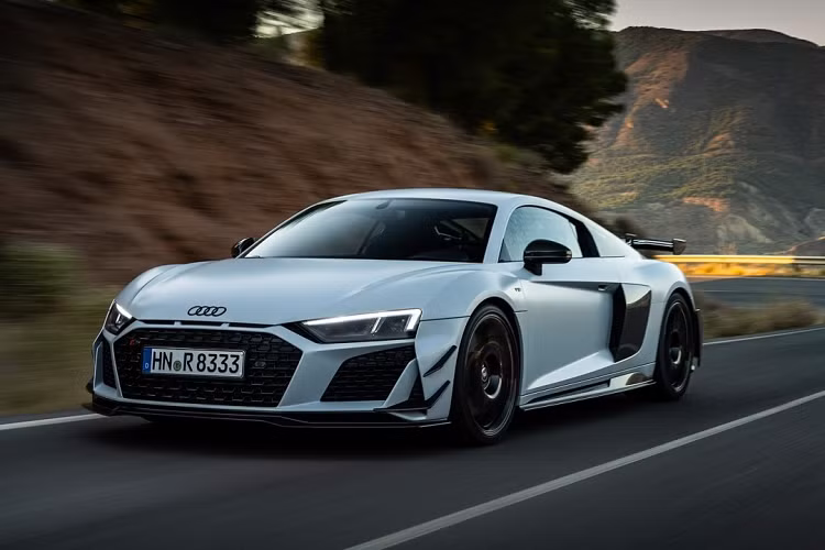 Ngoài ra, Audi còn nâng cấp cả hệ thống treo của R8 V10 mới, mang đến sự ổn định và chính xác hơn cho người lái. Bên cạnh đó là hệ thống phanh gốm-carbon, kết hợp với thanh ổn định phía trước bằng nhôm gia cố sợi carbon, giúp xe giảm tốc tốt hơn. Hệ thống trợ lực lái và hệ thống ổn định điện tử của xe cũng được cân chỉnh lại.