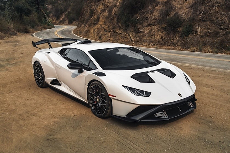  Lamborghini Huracan STO Trong nhiều thập kỷ, Lamborghini chỉ sử dụng động cơ V12 nhưng điều này đã được thay đổi từ khi Volkswagen mua lại thương hiệu Ý. Lamborghini tung ra Huracan với nhiều phiên bản đặc biệt và giới hạn, trong đó có STO sử dụng động cơ V10 với tốc độ cao và phản xạ nhanh khi vào cua.