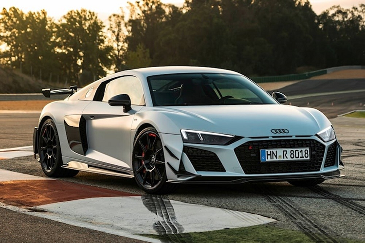  Audi R8 Trong top xe ôtô động cơ V10, Audi R8 mang thiết kế thể thao nhưng không kém phần thời trang, năng động. "Trái tim" của Audi R8 là động cơ V10 5.2L, tạo ra công suất tối đa 562 mã lực và mô-men xoắn cực đại 406 Nm. Nhờ đó, xe chỉ mất 3,4 giây để tăng tốc từ vị trí xuất phát lên 97 km/h trước khi đạt vận tốc tối đa 330 km/h.