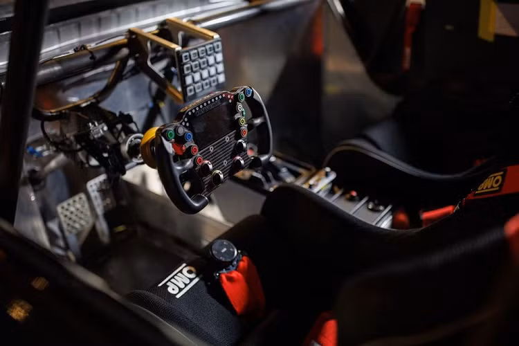 Cửa xe thiết kế dạng cánh bướm độc đáo. Màn hình giải trí trên xe được loại bỏ và vô lăng kiểu xe đua với nhiều nút nhấn hỗ trợ. Hệ thống treo sau và phanh của CR-V Hybrid Racer được điều chỉnh từ IndyCar do Dallara chế tạo, trong khi hệ thống treo và phanh trước mượn từ Acura NSX GT-3 Evo22. Xe sử dụng lốp Firestone Firehawk Indy 500 có kích thước 285/35 ở phía trước và 305/35 ở phía sau, với mâm xe kích thước 20 inch.