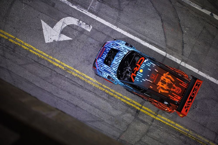 Honda cho biết vẻ ngoài ấn tượng của CR-V Hybrid Racer được lấy cảm hứng từ những chiếc xe đua rally của hãng những năm 1980. Được thiết kế dành cho đường đua, Honda CR-V Hybrid Racer chỉ có duy nhất một chỗ ngồi. Do đó, toàn bộ khu vực hàng ghế thứ hai và cốp sau đã được loại bỏ. Thay vào đó, đây là nơi đặt khối động cơ 800 mã lực kể trên.