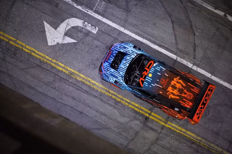 Honda cho biết vẻ ngoài ấn tượng của CR-V Hybrid Racer được lấy cảm hứng từ những chiếc xe đua rally của hãng những năm 1980. Được thiết kế dành cho đường đua, Honda CR-V Hybrid Racer chỉ có duy nhất một chỗ ngồi. Do đó, toàn bộ khu vực hàng ghế thứ hai và cốp sau đã được loại bỏ. Thay vào đó, đây là nơi đặt khối động cơ 800 mã lực kể trên.