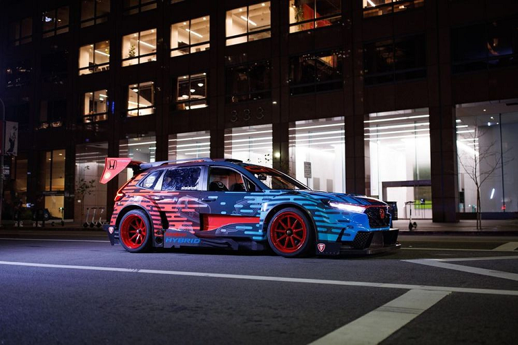 Honda CR-V Hybrid Racer thể thao chạy nhiên liệu đua tái sinh 100% do Shell cung cấp. Không sử dụng pin lithium-ion, chiếc CR-V thể thao được trang bị hệ thống siêu tụ điện giống như trên Lamborghini Sian, giúp tăng khả năng tích trữ năng lượng lên nhiều lần, cùng với khả năng sạc/xả nhanh hơn nhiều, trọng lượng nhẹ và độ bền cao hơn.