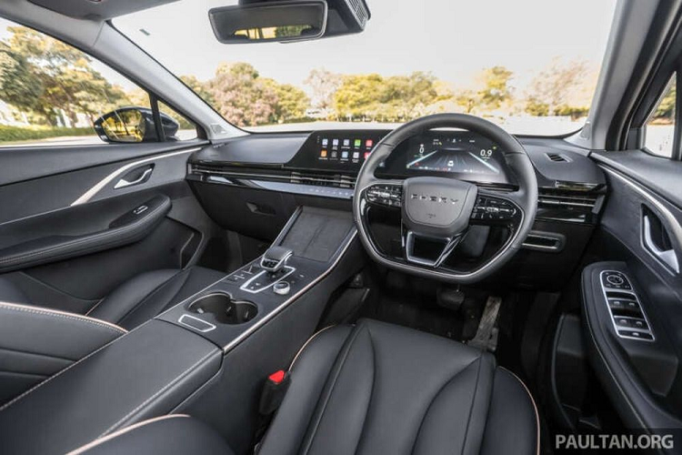 Thân xe được thiết kế dốc về phía sau, kính cửa sổ khá hẹp và bộ vành hợp kim 18 inch với 5 chấu kép sơn 2 màu tương phản. Phía đuôi xe là đèn hậu được thiết kế nằm vắt ngang đuôi xe và 2 đầu ống xả giả hình chữ nhật nằm khá cao.