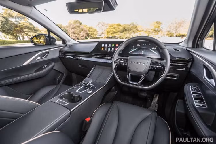 Thân xe được thiết kế dốc về phía sau, kính cửa sổ khá hẹp và bộ vành hợp kim 18 inch với 5 chấu kép sơn 2 màu tương phản. Phía đuôi xe là đèn hậu được thiết kế nằm vắt ngang đuôi xe và 2 đầu ống xả giả hình chữ nhật nằm khá cao.