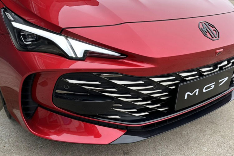 MG7 2023 mới chính là thành viên đầu tiên của MG Black Label, 1 phân khúc cao cấp của thương hiệu MG. Xe sở hữu kích thước D x R x C lần lượt là 4.884 x 1.889 x 1.447 mm và chiều dài cơ sở của xe đạt 2.778 mm. Với kích thước này, MG7 sẽ được định vị trong phân khúc sedan hạng D, cạnh tranh với Toyota Camry, Kia K5 tại Việt Nam.