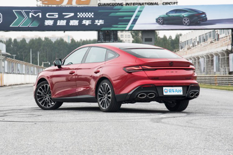 Cánh gió sau khi ẩn đi, đuôi vịt hơi nhô cao đáp ứng yêu cầu khí động học ở tốc độ bình thường. Khi tốc độ trên 100 km/h, cánh gió sau sẽ tự động nâng lên và mở ra, mang lại khả năng lái ổn định hơn như các siêu xe. Bên cạnh đó, xe còn được trang bị hệ thống 4 ống xả cùng bộ khuếch tán gió lớn, cụm đèn hậu LED trải dài toàn chiều rộng đuôi xe.