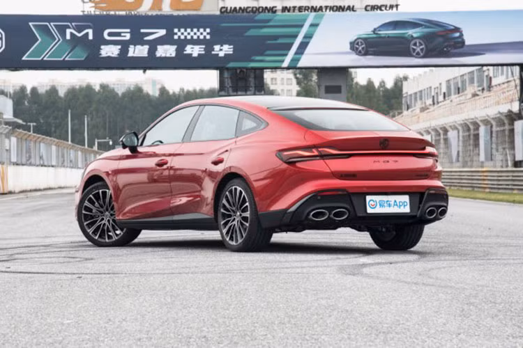 Cánh gió sau khi ẩn đi, đuôi vịt hơi nhô cao đáp ứng yêu cầu khí động học ở tốc độ bình thường. Khi tốc độ trên 100 km/h, cánh gió sau sẽ tự động nâng lên và mở ra, mang lại khả năng lái ổn định hơn như các siêu xe. Bên cạnh đó, xe còn được trang bị hệ thống 4 ống xả cùng bộ khuếch tán gió lớn, cụm đèn hậu LED trải dài toàn chiều rộng đuôi xe.