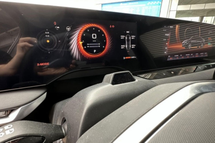 Chiếc sedan cỡ C này còn được trang bị vòm kính đóng mở Topload, hệ thống buồng lái thông minh Zebra Luoshen 8155, hỗ trợ lái thông minh cao cấp MG PILOT 2.0 và hệ thống âm thanh BOSE Premium 9 loa... Trên phiên bản cao cấp còn có hệ thống treo điều khiển điện tử điều chỉnh thông minh mCDC, chế độ siêu chơi X-Mode và hệ thống âm thanh vòm BOSE Centerpoint 14 loa, công nghệ âm thanh vòm SurroundStag.