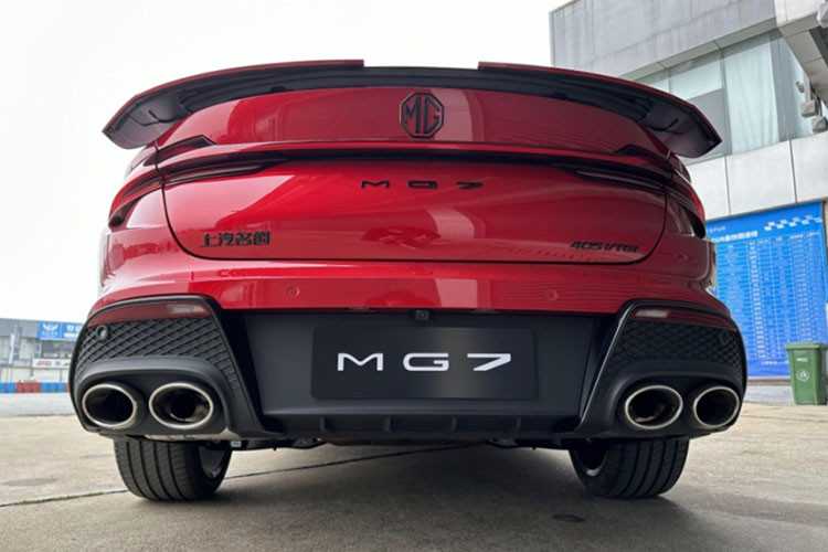 Ngoài ra, xe còn được tích hợp thêm 4 chế độ lái Normal, Eco, Sport và X-MODE. Nếu chọn chế độ X-MODE, người dùng có thể bật hai chế độ cài đặt sẵn là chế độ đường đua và chế độ tăng tốc trên đường thẳng đồng thời điều chỉnh công suất, hệ thống lái, độ cứng và mềm của hệ thống treo trong điều chỉnh hiệu suất.