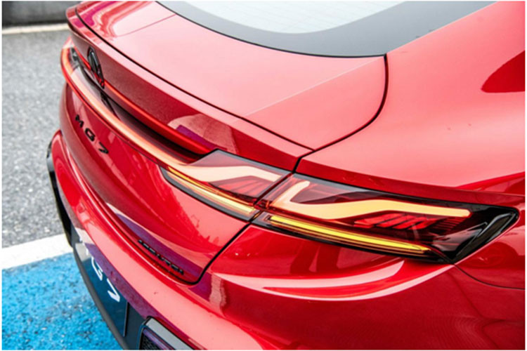 Tùy cấu hình mà xe sẽ được trang bị bộ mâm loại 18 inch hoặc 19 inch, kèm lốp 225/50 hoặc 245/40. Đuôi xe có lẽ là phần hấp dẫn nhất của MG7 2023 với cánh lướt gió khí động học trông như trên Porsche Panamera. Khi di chuyển trên đường phố đông đúc, cánh gió sau chỉnh điện 3 giai đoạn thích ứng sẽ được cất vào cốp sau.