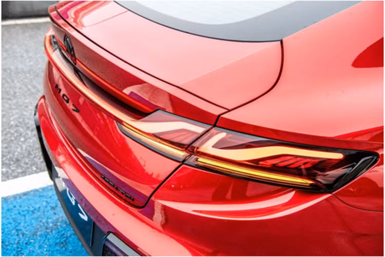 Tùy cấu hình mà xe sẽ được trang bị bộ mâm loại 18 inch hoặc 19 inch, kèm lốp 225/50 hoặc 245/40. Đuôi xe có lẽ là phần hấp dẫn nhất của MG7 2023 với cánh lướt gió khí động học trông như trên Porsche Panamera. Khi di chuyển trên đường phố đông đúc, cánh gió sau chỉnh điện 3 giai đoạn thích ứng sẽ được cất vào cốp sau.