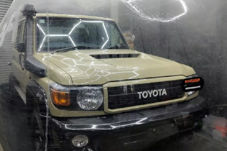 Nếu người mua không muốn lái, chỉ muốn mua lại để sưu tầm thì người bán cam kết sẽ bàn giao xe đúng nguyên trạng nilon như vậy. Mọi thứ gần như vẫn còn mới nguyên nên chiếc Toyota Land Cruiser 70th Anniversary trùm mền này được chủ nhân báo giá lên đến 90.600 USD (khoảng 2,1 tỷ đồng), cao gấp đôi so với giá gốc.