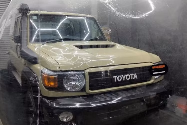 Nếu người mua không muốn lái, chỉ muốn mua lại để sưu tầm thì người bán cam kết sẽ bàn giao xe đúng nguyên trạng nilon như vậy. Mọi thứ gần như vẫn còn mới nguyên nên chiếc Toyota Land Cruiser 70th Anniversary trùm mền này được chủ nhân báo giá lên đến 90.600 USD (khoảng 2,1 tỷ đồng), cao gấp đôi so với giá gốc.