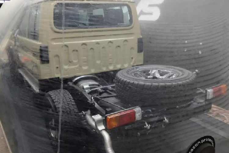 Xe cũng được trang bị mâm hợp kim có kích thước 16 inch đi cùng vành viền đèn pha cũng được trang trí tối màu, trong khi đèn ban ngày và đèn sương mù được nâng cấp thành đèn LED. Ngoài ra, xe còn có logo "Heritage" và "biểu tượng kỷ niệm 70 năm" trang trí bên ngoài xe.