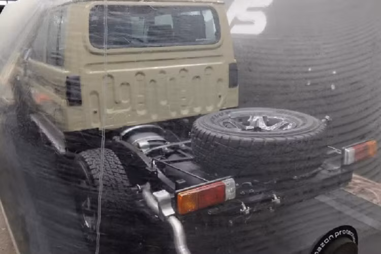 Xe cũng được trang bị mâm hợp kim có kích thước 16 inch đi cùng vành viền đèn pha cũng được trang trí tối màu, trong khi đèn ban ngày và đèn sương mù được nâng cấp thành đèn LED. Ngoài ra, xe còn có logo "Heritage" và "biểu tượng kỷ niệm 70 năm" trang trí bên ngoài xe.