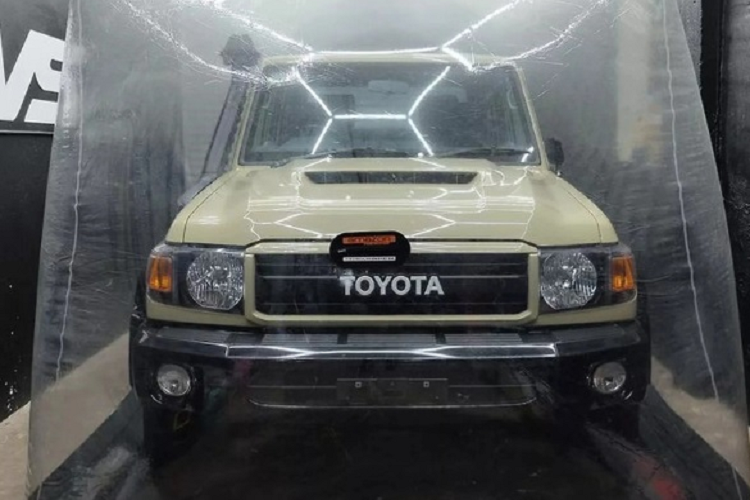 So với bản thường, phiên bản đặc biệt kỷ niệm 70 năm của Toyota Land Cruiser sở hữu những đường nét mang đậm chất hoài cổ. Điều đó có thể thấy rõ ở phần lưới tản nhiệt và logo Toyota trên đầu xe.