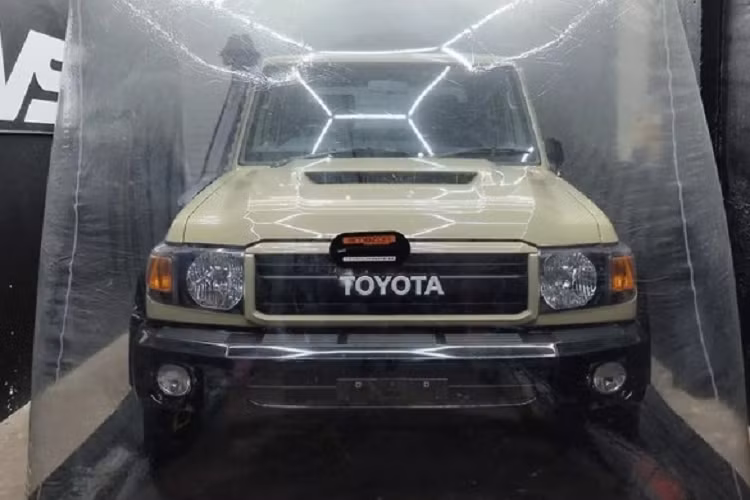 So với bản thường, phiên bản đặc biệt kỷ niệm 70 năm của Toyota Land Cruiser sở hữu những đường nét mang đậm chất hoài cổ. Điều đó có thể thấy rõ ở phần lưới tản nhiệt và logo Toyota trên đầu xe.