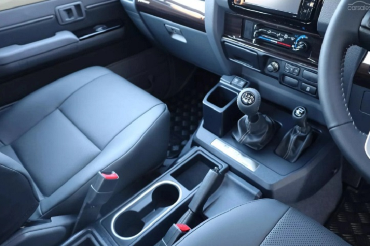 Phía trong khoang cabin của chiếc xe bán tải Toyota Land Cruiser 79 Series 70th Anniversary được bọc da màu đen cao cấp cùng với đó là viền giả gỗ cho bảng điều khiển. Một số bộ phận trên xe cũng được sơn kết hợp cùng màu bạc lạ mắt.