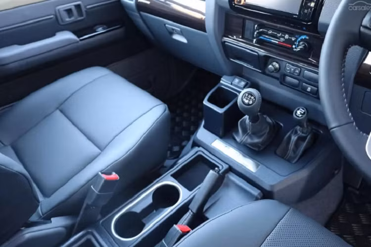 Phía trong khoang cabin của chiếc xe bán tải Toyota Land Cruiser 79 Series 70th Anniversary được bọc da màu đen cao cấp cùng với đó là viền giả gỗ cho bảng điều khiển. Một số bộ phận trên xe cũng được sơn kết hợp cùng màu bạc lạ mắt.