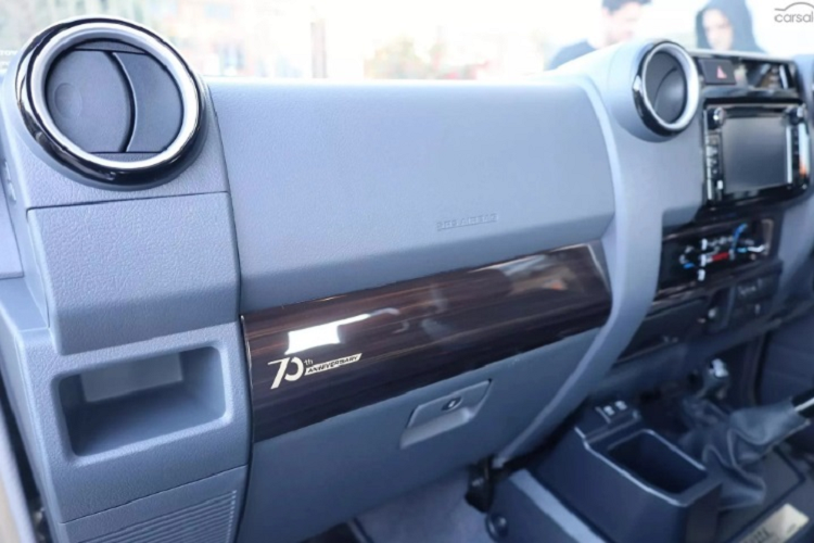 Cung cấp sức mạnh cho mẫu bán tải này là động cơ loại V8 4.5L diesel, cho công suất mạnh 202 mã lực, 430 Nm. Kết hợp với hộp số tay năm cấp và hệ dẫn động bốn bánh. Chiếc xe đã được hút hết dầu và chất lỏng trong động cơ ra ngoài, đồng thời tháo ắc quy ra để có thể bảo quản lâu dài.