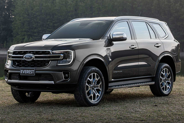 Trong khi đó, trang bị nội thất tiêu chuẩn của Ford Everest 2023 ở thị trường Thái Lan là chìa khóa thông minh, nút bấm khởi động máy, ghế bọc da nhân tạo màu đen,...