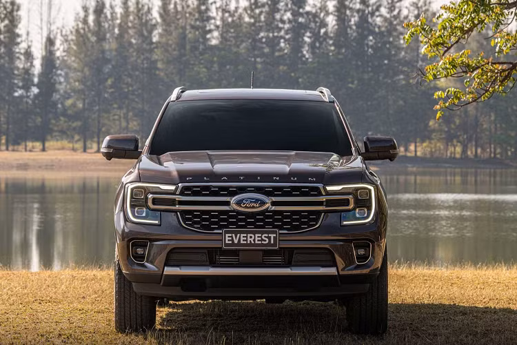 Không chỉ tiện nghi, mẫu xe SUV Ford Everest 2023 này còn có nhiều tính năng an toàn. Tuy nhiên, bản tiêu chuẩn của xe chỉ có 7 túi khí, phanh tay điện tử, hỗ trợ xuống dốc, camera lùi và hệ thống kiểm soát hành trình.Từ bản Titanium+ 4×2 10AT, xe mới được trang bị hệ thống kiểm soát hành trình thích ứng với tính năng Stop &amp; Go